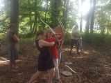 CIMT-zomerkamp: Esmay en Emma oefenen intensief met één hand