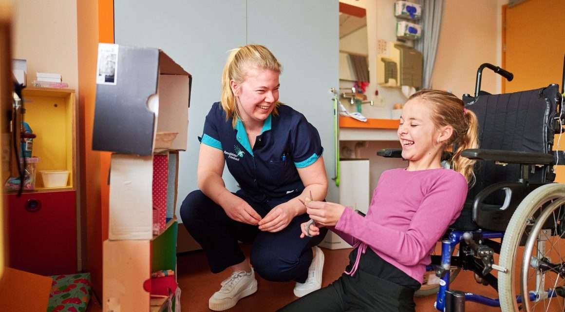 Revalidatiemedewerker met een patiënt bij Revalidatie Friesland.